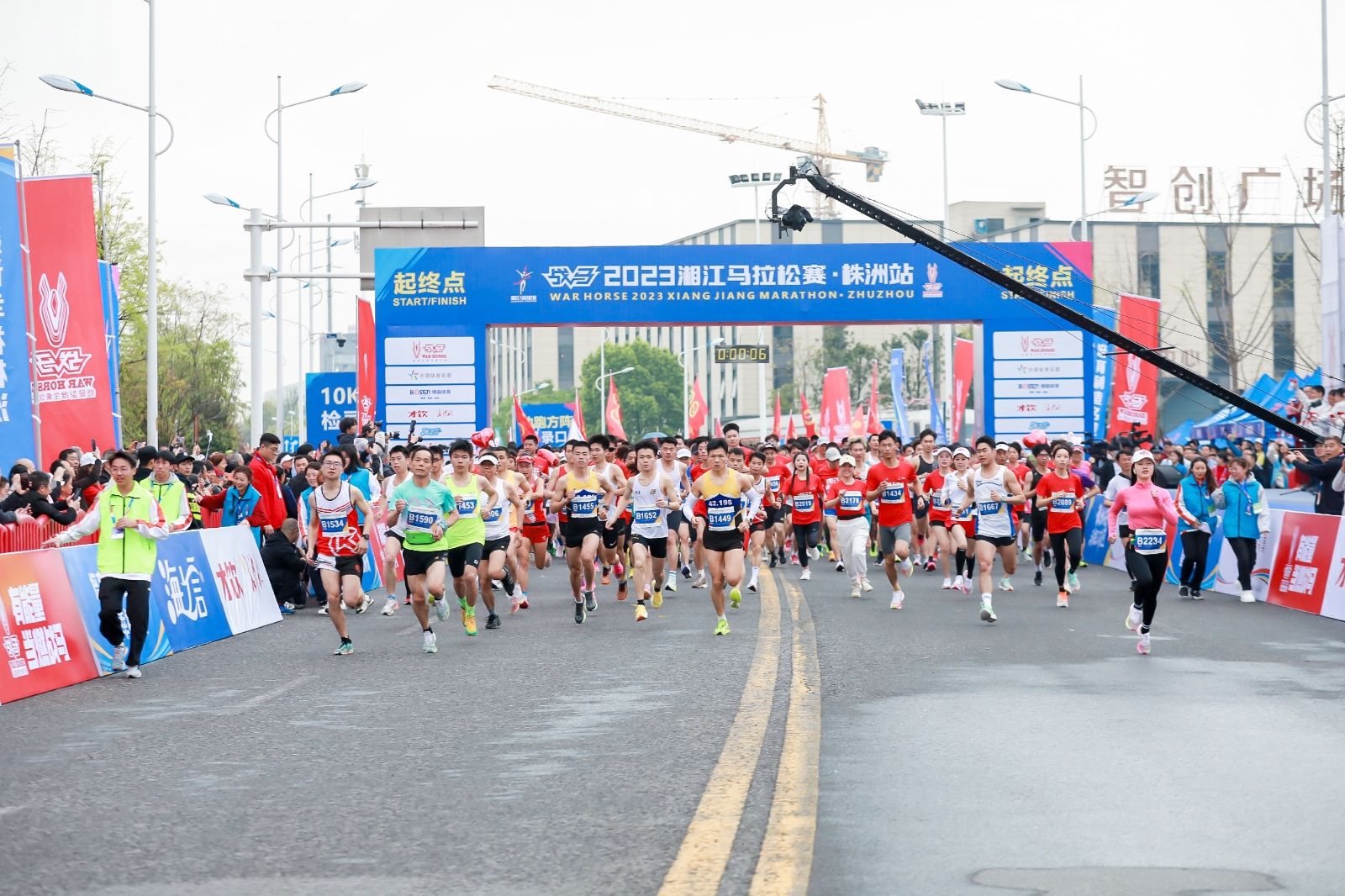 敢為人先·與湘江奔跑 ｜戰(zhàn)馬2023湘江馬拉松株洲站鳴槍起跑！